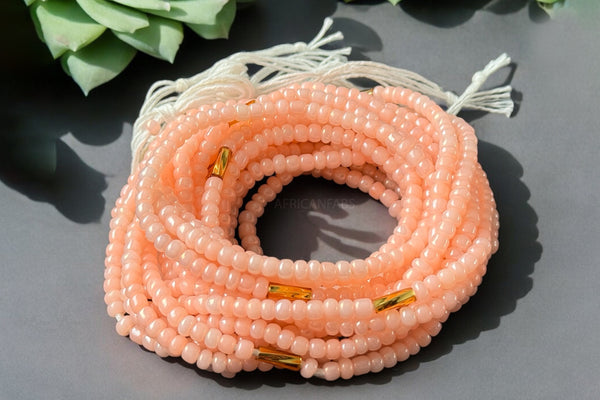 Waist Beads / Afrikaanse Heupketting -  Ogbe -  Perzik / goud (Traditioneel niet-elastisch koord)