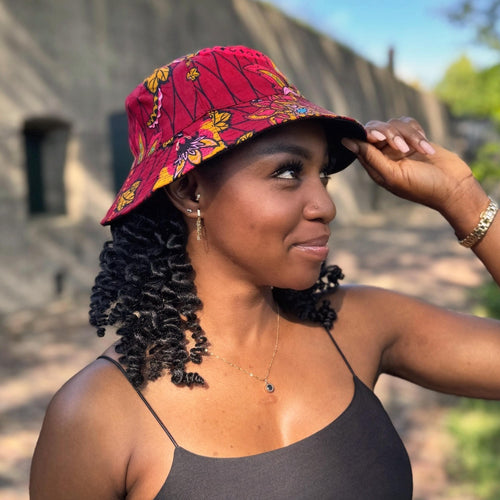 Bucket hat / Vissershoedje met Afrikaanse print - Donkerrood met gele Botanical Flow - Kinderen & Volwassenen (Unisex)