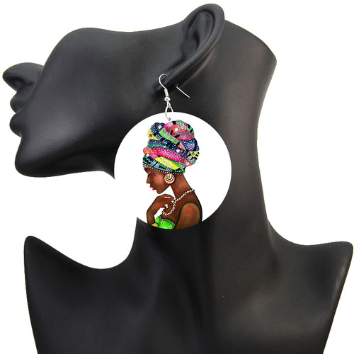 Vrouw met kleurvolle hoofddoek - Afrikaanse oorbellen