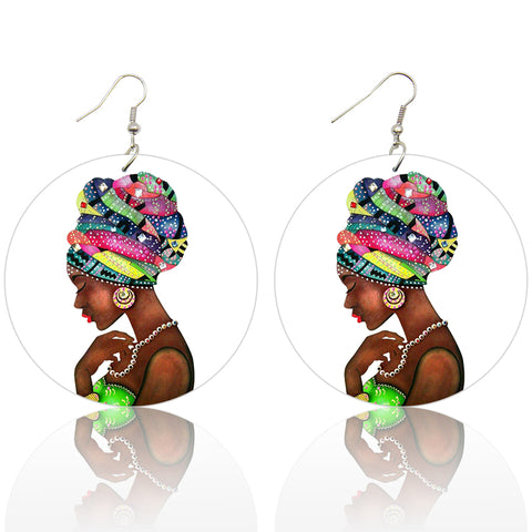 Vrouw met kleurvolle hoofddoek - Afrikaanse oorbellen